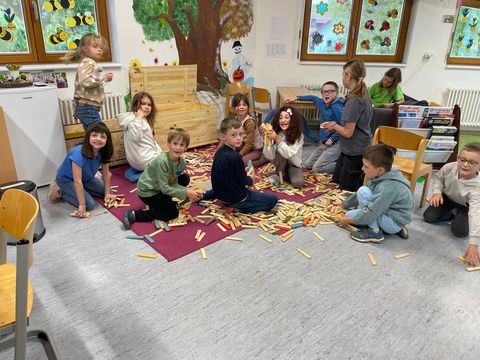 Die Kinder beim Spielen in den Räumen der Kernzeit Langenalb.