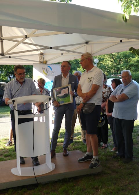 Hans Vester (links) bei der Geschenkübergabe an Christophe Greffet im Beisein von Komiteevorsitzendem Jürgen Dräger (von links). Fotos: Molnar