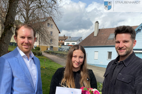 Bürgermeister Helge Viehweg überreichte zusammen mit Fachbereichsleiter Benedikt Lorsch (rechts) die Ernennungsurkunde zur Beamtin auf Lebenszeit. 
