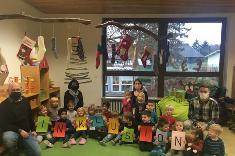 Kinder der Kita Wirbelwind und von links: Einrichtungsleiter Philipp Wöhr, Integrationskraft Silvia Becht, Erzieherin Jeanette Pfeifer, Abteilungsleiter Kinder, Jugend und Familie, Rouven Rudisile. Foto: Gemeinde Straubenhardt