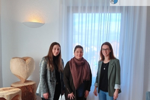 Aylin Bertsch, die Leiterin des Bürgerservice und der Ordnung (links), empfängt gemeinsam mit der Standesbeamtin Jessica Drescher (rechts) Manuela Höhne.