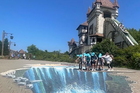 Die Kinder im Erlebnispark Tripsdrill.