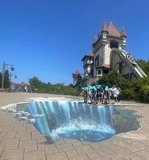 Die Kinder im Erlebnispark Tripsdrill.
