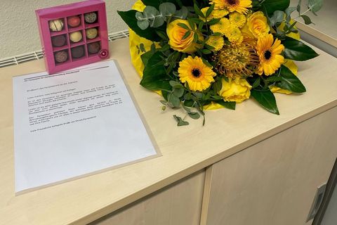 Blumen, Pralinen und ein großes Dankeschön gab es für die Jubilar*innen der Gemeinde Straubenhardt (im Bild die Präsente für die abwesenden Mitarbeiterinnen Eva Vollmer und Elisabeth Schönthaler). Fotos: Gemeinde