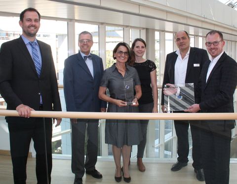 (v.l.n.r.) Landrat Bastian Rosenau, Erster Landesbeamter Wolfgang Herz, Edith Marqués Berger, Lisa Andes, Bernd Hagenbuch vom ebz und Bürgermeister Helge Viehweg.