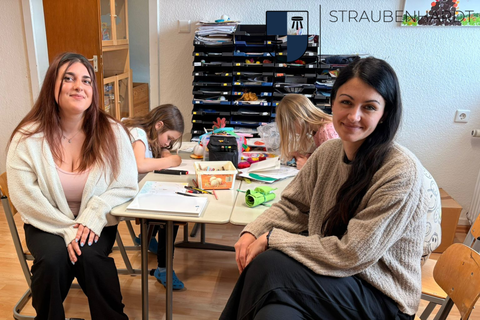 Alessia Puccio (links) mit Jennifer Laupp (Abteilung Bildung, Familie und Kultur) an ihrem neuen Arbeitsplatz.