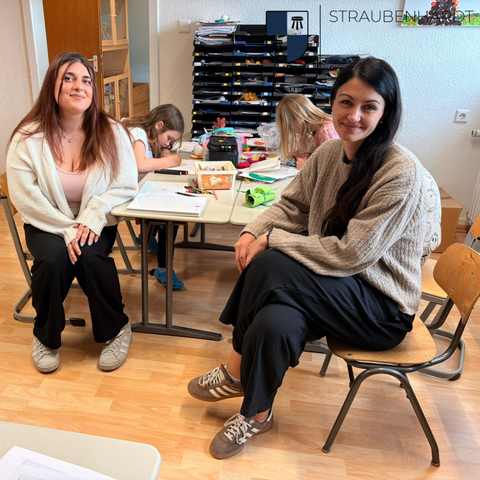 Alessia Puccio (links) mit Jennifer Laupp (Abteilung Bildung, Familie und Kultur) an ihrem neuen Arbeitsplatz.
