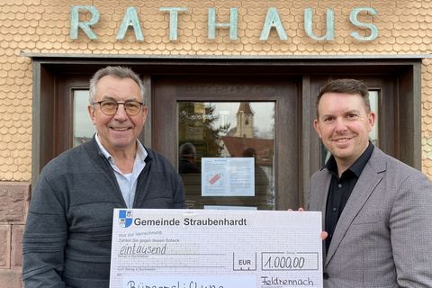 Bürgermeister Helge Viehweg überreichte an Joachim Scheffler (links) den Spendenscheck.