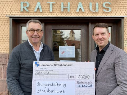 Bürgermeister Helge Viehweg überreichte an Joachim Scheffler (links) den Spendenscheck.