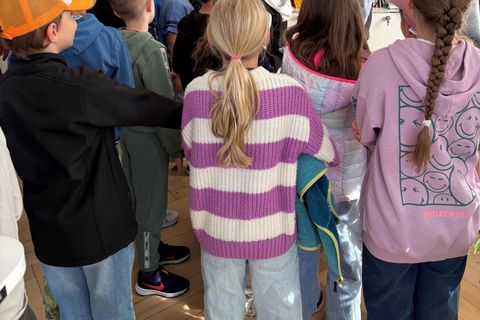 „Lieber Schule oder lieber Beruf?“ diese und viele weitern Fragen hatten die Schülerinnen und Schüler der Klassen 3a und 3b der Grundschule Feldrennach an Herrn Bürgermeister Viehweg.  