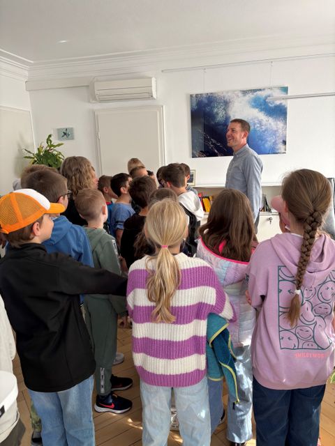 „Lieber Schule oder lieber Beruf?“ diese und viele weitern Fragen hatten die Schülerinnen und Schüler der Klassen 3a und 3b der Grundschule Feldrennach an Herrn Bürgermeister Viehweg.  