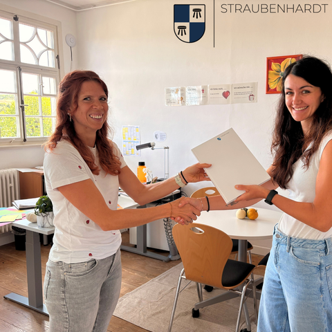 Jennifer Laupp aus der Abteilung Bildung, Familie und Kultur freut sich sehr, Julia Geisel (links) willkommen zu heißen und sie in ihrem neuen Aufgabenbereich begrüßen zu dürfen.