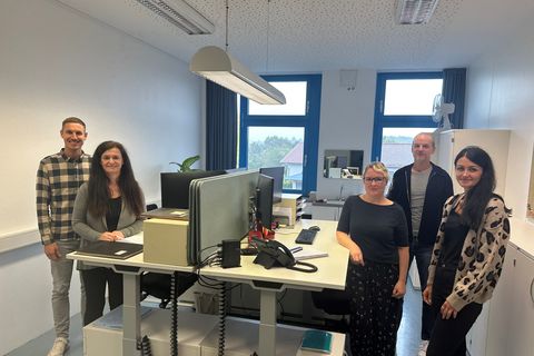 Rouven Rudisile (Abteilungsleiter Bildung, Familie und Kultur) freut sich gemeinsam mit den Sekretärinnen Alexandra Sieber und Désirée Karcher sowie dem komm. Schulleiter Thorsten Metschurat und Jennifer Laupp (Abteilung Bildung, Familie und Kultur).
