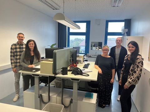 Rouven Rudisile (Abteilungsleiter Bildung, Familie und Kultur) freut sich gemeinsam mit den Sekretärinnen Alexandra Sieber und Désirée Karcher sowie dem komm. Schulleiter Thorsten Metschurat und Jennifer Laupp (Abteilung Bildung, Familie und Kultur).