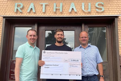 Bürgermeister Helge Viehweg, Festivalveranstalter Benjamin Stieler (Mitte), sowie Fachbereichsleiter Jörg Bischoff (rechts) sind sich einig, dass das Geld bei der Kita Schwann eine gute Verwendung finden wird.
