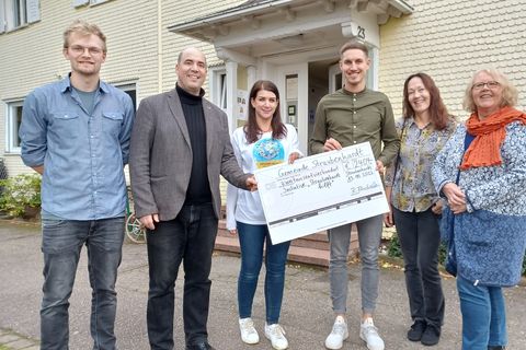 Karin Serr-Büttner, Anja Bachmann und Rouven Rudisile überreichten den symbolischen Spendenscheck an Katharina Haug, David Gerlach und Alexander Gripentrog (von rechts). 