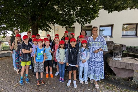 Treffpunkt am Rathaus: Am ersten Tag ging es mit dem Bus zum Kommunalen Kino nach Pforzheim, wo die Kinder einen tollen Vormittag erlebten. Die roten Kappen wurden dankenswerterweise von der Sparkasse Conweiler gesponsert. 