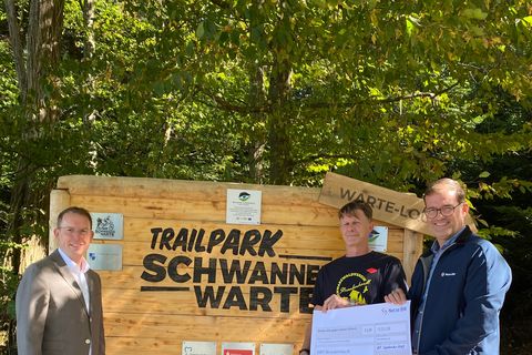 Tino Stutz ( Kommunalberater der Netze BW) überreicht Frederic Trautz (Vorsitzender des Schwarzwaldverein Straubenhardt) den Spendenscheck, Bürgermeister Helge Viehweg lobt die Aktion (von rechts)