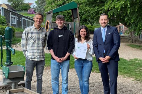v. li.: Rouven Rudisile (Abteilungsleitung Bildung, Familie und Kultur), Jonas Härter, Esther Feiler (Kita-Leitung „Wirbelwind“), Samuel Henninger (Studienberater Hochschule Karlsruhe); nicht auf dem Bild: Katharina Ignatenko