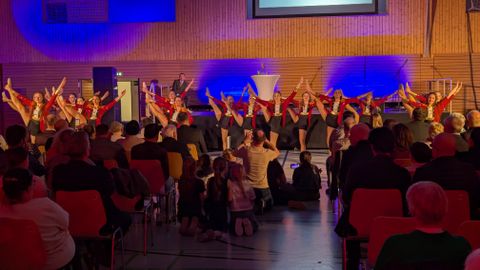 : Eine mitreißende Tanzeinlage präsentierte die neue „Taffo-Show“-Gruppe des Turnvereins Conweiler, die in rotglitzernden Kostümen mit ihrer Choreografie zur Filmmusik von „The Greatest Showman“ begeisterte. 