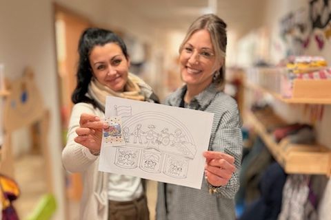 Mit einem Ausmalbild für jedes Kind haben sich die Kinderschutzfachkräfte Jennifer Laupp (links) und Kjara Allion auf den Weg in die Kitas gemacht. 