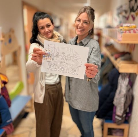 Mit einem Ausmalbild für jedes Kind haben sich die Kinderschutzfachkräfte Jennifer Laupp (links) und Kjara Allion auf den Weg in die Kitas gemacht. 