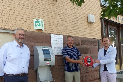 Übergeben wurde das Gerät von Angelo Sapia, Projektmanager der Björn-Steiger-Stiftung, Joachim Scheffler, Vorstand der Bürgerstiftung, und Bürgermeister Helge Viehweg.