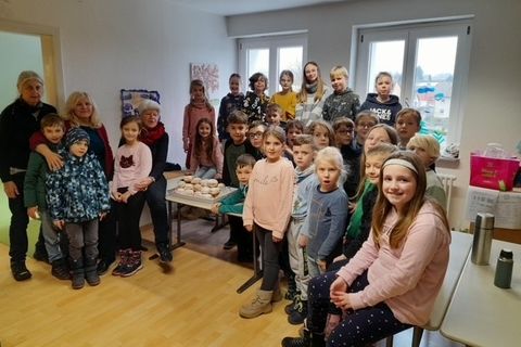 Auch die Kinder haben tatkräftig und mit großer Freude unterstützt.