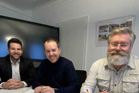 Fachbereichsleiter Benedikt Lorsch, Bürgermeister Helge Viehweg und Personalratsvorsitzender Klaus Reiter bei der Unterzeichnung der Dienstvereinbarung (von links).