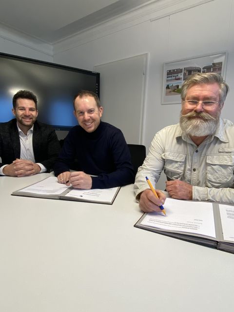 Fachbereichsleiter Benedikt Lorsch, Bürgermeister Helge Viehweg und Personalratsvorsitzender Klaus Reiter bei der Unterzeichnung der Dienstvereinbarung (von links).