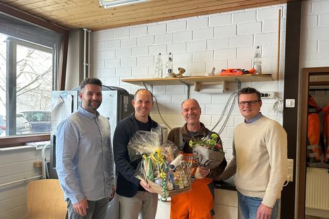 Benedikt Lorsch (Fachbereichsleiter Zentrale Dienste und Bürgerservice), Bürgermeister Helge Viehweg verabschieden Martin Weber gemeinsam mit Johannes Kohle (Abteilungsleiter Hochbau und Tiefbau).