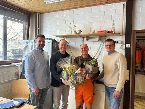 Benedikt Lorsch (Fachbereichsleiter Zentrale Dienste und Bürgerservice), Bürgermeister Helge Viehweg verabschieden Martin Weber gemeinsam mit Johannes Kohle (Abteilungsleiter Hochbau und Tiefbau).