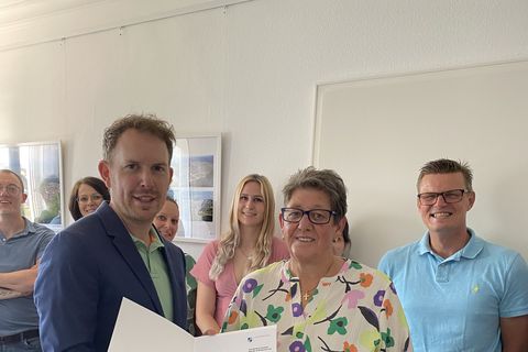 Bürgermeister Helge Viehweg verabschiedet Frau Susanne Augenstein im Kreis der Kollegen.