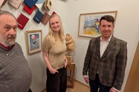 Bürgermeister Helge Viehweg (von rechts) eröffnete nacheinander die Ausstellungen von Laura Peterlik und Roland Schmid (hier im Rathaus Conweiler).
