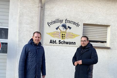 Bürgermeister Helge Viehweg mit Aaron Daubner vor dem zukünftigen Stellplatz in Schwann.
