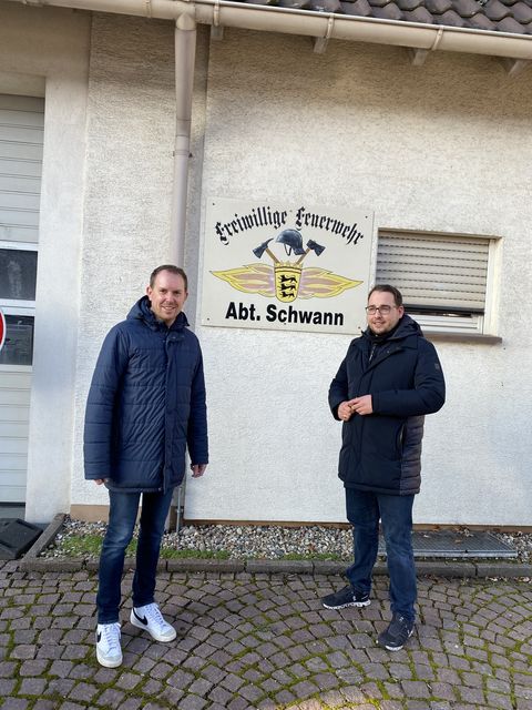 Bürgermeister Helge Viehweg mit Aaron Daubner vor dem zukünftigen Stellplatz in Schwann.
