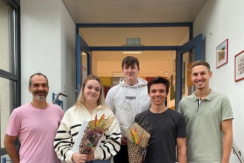 Thomas Toth (Leitung Kita Villa Regenbogen) mit Melanie Knüpfer, Jonas Härter, Finn Schneider und Rouven Rudisile (Abteilungsleitung Bildung, Familie und Kultur, von links). Nicht auf dem Bild: Alia-Vanessa Heine.