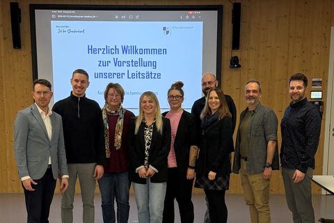 Bürgermeister Helge VIehweg (links) mit Mitarbeitenden des Fachbereichs Zentrale Dienste und Bürgerservice sowie den Leiterinnen und Leitern der Kitas.