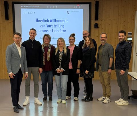Bürgermeister Helge VIehweg (links) mit Mitarbeitenden des Fachbereichs Zentrale Dienste und Bürgerservice sowie den Leiterinnen und Leitern der Kitas.