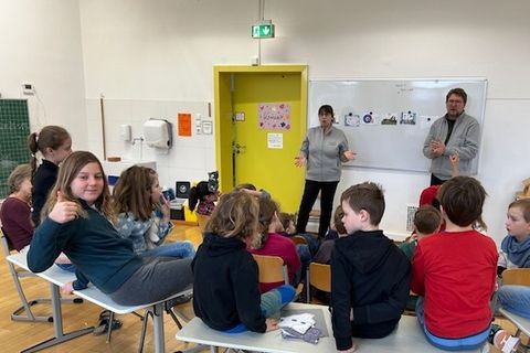 Zum Thema „Wolf im Nordschwarzwald“ lauschten die Kinder einem spannenden Vortrag von Frau und Herrn Faaß; anschließend durften sie ein kleines Rollenspiel erleben.