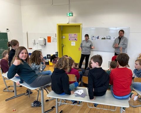 Zum Thema „Wolf im Nordschwarzwald“ lauschten die Kinder einem spannenden Vortrag von Frau und Herrn Faaß; anschließend durften sie ein kleines Rollenspiel erleben.