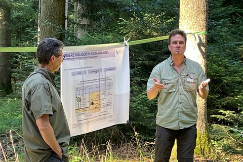 Revierförster Michael Bruder (links) mit Dr. Axel Albrecht bei der Waldbegehung im Juni 2023.