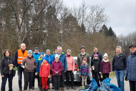 Nach getaner Arbeit: Die fleißige Gruppe um Bürgermeister Helge Viehweg beim Straubenhardter Waldputztag am Samstag, 29. März 2025