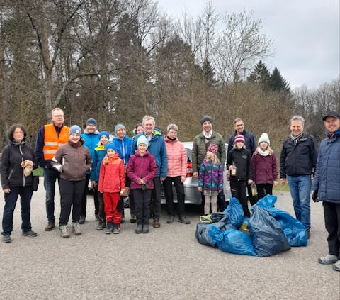 Nach getaner Arbeit: Die fleißige Gruppe um Bürgermeister Helge Viehweg beim Straubenhardter Waldputztag am Samstag, 29. März 2025