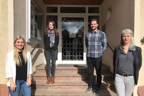 v.l.n.r.: Selena Straub, Jasmin Becht (Abteilungsleitung Bürgerservice & Ordnung), Benedikt Lorsch (Abteilungsleitung Personal & Organisation) und Helena Wegmann.