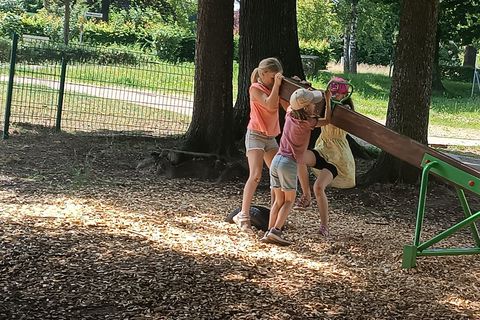 Die Kinder beim gemeinsamen Wippen.