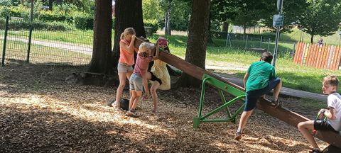 Die Kinder beim gemeinsamen Wippen.