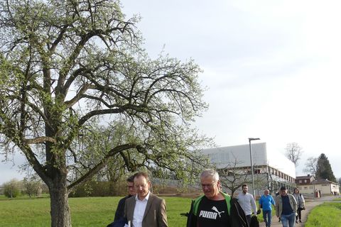 Bei einem Ortsspaziergang kamen Bürgermeister Helge Viehweg (links) und Bürger*innen miteinander ins Gespräch. Fotos: Molnar