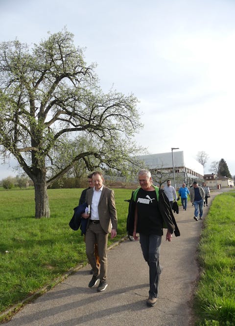 Bei einem Ortsspaziergang kamen Bürgermeister Helge Viehweg (links) und Bürger*innen miteinander ins Gespräch. Fotos: Molnar