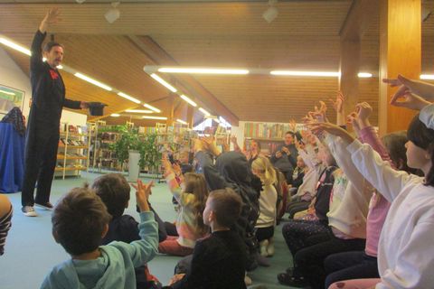 Die Kinder verfolgten gespannt die „Beinahe“-Tricks des Magiers und durften sogar selbst mithelfen. 